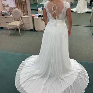 Beautiful Lace and Chiffon Wedding Dress !